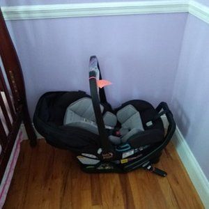 Baby Jogger City Go 2.0 carseat with base NEW